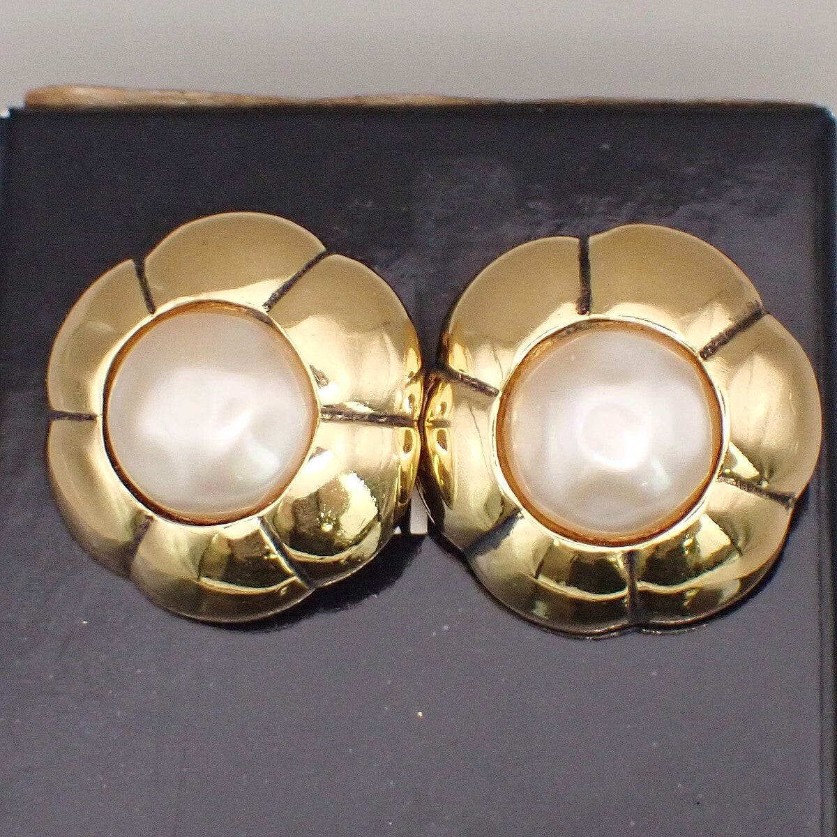 Chanel Vintage CC Flower Clip-On Earrings imitation pearls in gold plated - image 1